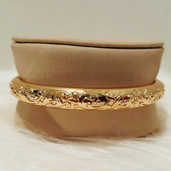 Jewelry - NWOT Elegant Gold Bracelet